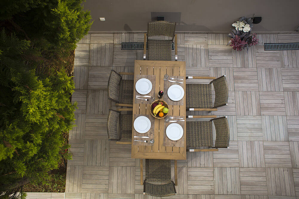 Outdoors - Dining area